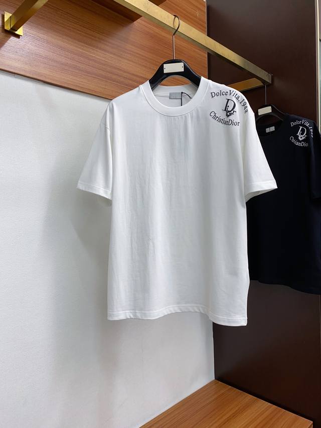 迪奥 2024Ss新款短袖 T恤 宽松版型 S-Xl 下方文字描述有尺码表 这款短袖t以今年专柜品牌logo设计元素，展现了品牌独特的艺术审美和时尚触觉 肩膀特