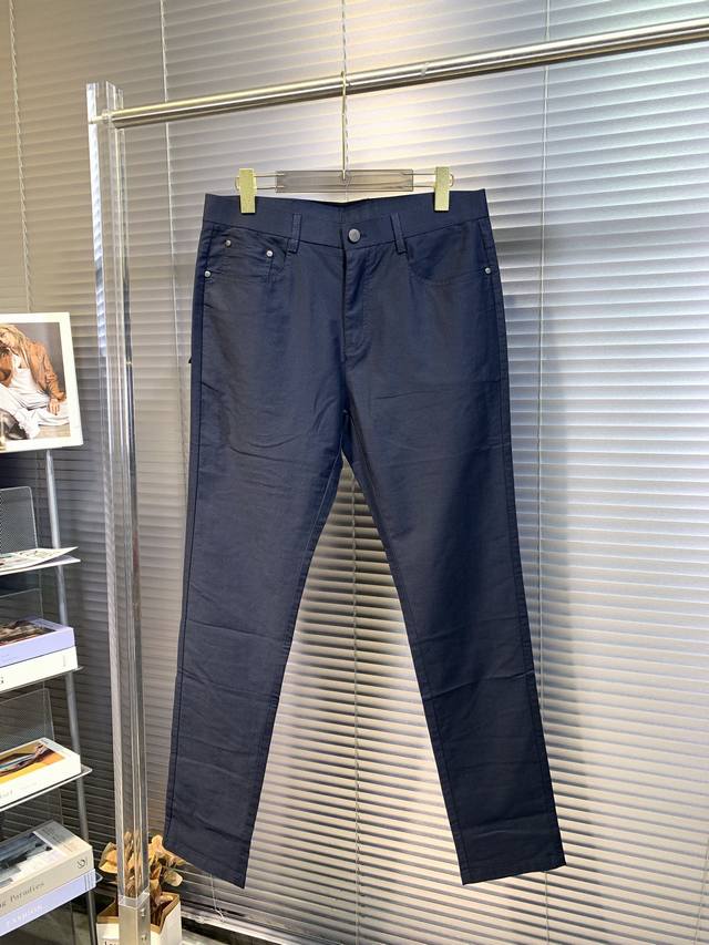 新款 Pd普拉达男士休闲商务西裤3标齐，做工精细，斜纹纹路 面料舒适透气，免烫抗皱面料，百搭时尚款，舒适柔软细腻，上身效果非常好，颜色：黑色、深蓝色、卡其色。尺