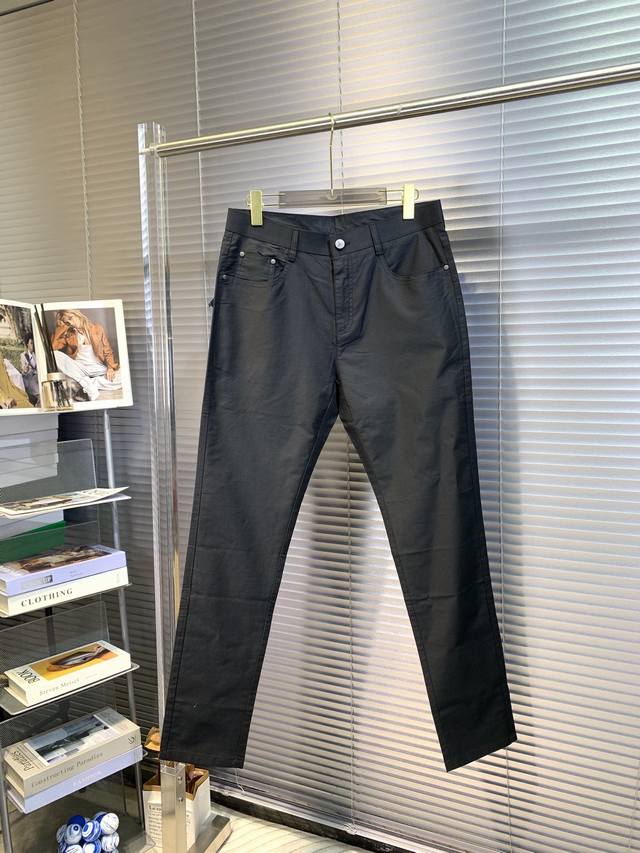 2024Ss新款 Pd普拉达男士休闲商务西裤3标齐，做工精细，斜纹纹路 面料舒适透气，免烫抗皱面料，百搭时尚款，舒适柔软细腻，上身效果非常好，颜色：黑色、深蓝色